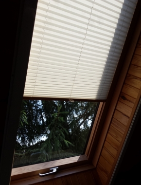 Plisy ultima do okien dachowych w prowadnicach